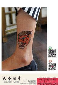 populární tetování tygří klobouk vzor pro dívky nohy