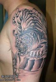 рака надолу по моделот на тетоважа на планинскиот тигар