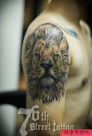 男臂經典流行彩色獅子頭紋身圖案