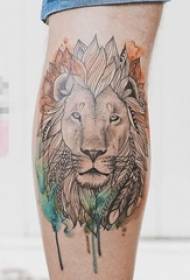 дечаци на телету сликали су бодљикаву једноставну линију тетоважа мале животиње лава