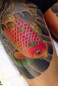 Tatuaje de koi rojo en el muslo