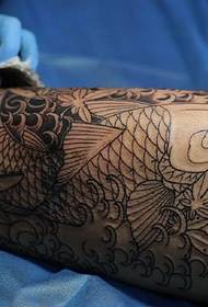 modello di tatuaggio koi linea coscia