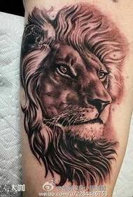 wzór tatuażu lew ramię