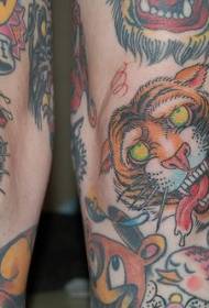 leopardo ruxindo e patrón de tatuaxe en cor tigre