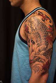 Wzór tatuażu kalmary duże ramię
