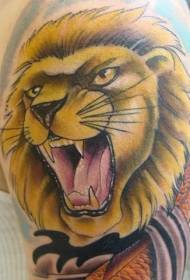 patrón de tatuaje de león rugiente de color de hombro