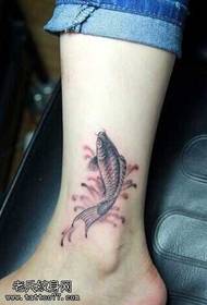 disegno del tatuaggio calamari piccoli sulla gamba