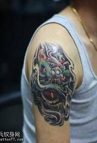 Tendencia de los brazos hermoso patrón de tatuaje de cabeza de león