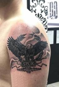 Jongen Waffen op schwaarze Punkt Dorn einfachen Linnen Englesch an Déieren Adler Tattoo Biller