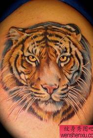 ein tigerkopf tattoo muster