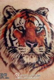 modello realistico realistico del tatuaggio della testa della tigre