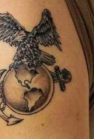 узорак тетоваже оклопног орла за руку