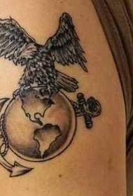 modeli i tatuazhit të globit me shqiponjën krah