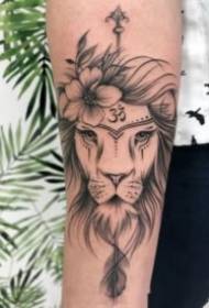 pieni tuore linjamuotoilu Lion-teeman tatuointikuvio