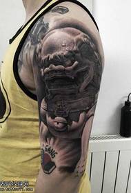 modello del tatuaggio del braccio leone