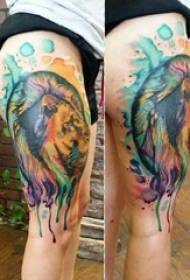 女の子の太ももを描いた水彩スケッチカラフルなスプラッシュインクライオンのタトゥーの写真