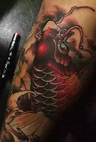 crvena boja tetovaža lignje uzorak mlada i energična