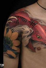 patrón de tatuaje de calamar rojo hombro