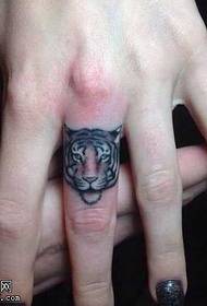 手指小老虎头像纹身图案