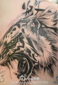 muški grudi žestoki cool uzorak tigrova glave tetovaža