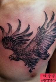 Patrón de tatuaje de águila guapo clásico en el pecho