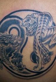 yin at yang tsismis na tigre at pattern ng tattoo ng dragon