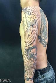 patrón de tatuaje de calamar blanco y negro del brazo