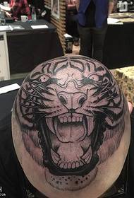 頭の古典的な虎のタトゥーパターン