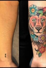 muchachos en el brazo pintado acuarela boceto creativo dominante león tatuaje fotos