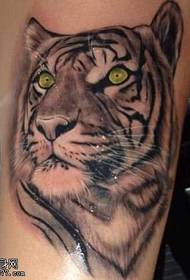Wzór tatuażu ramienia dominującego tygrysa