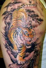 Arm nach unten den Berg Tiger Tattoo Muster
