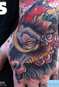 modello del tatuaggio del leone di personalità della mano