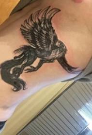 vita laterale da ragazzo nero Schizzo grigio foto di tatuaggi creativi con aquila dominante