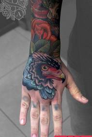 手背一幅经典的鹰头纹身图案