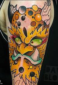 spalla pittata tigre di tatuaggio di cartoon