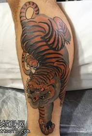 La malsupra parto de la tatuaje-mastro de la tigro