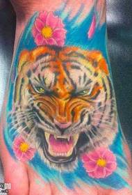 Padrão de tatuagem de cabeça de tigre de pé