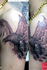 大 Un'immagine di tatuaggio d'aquila prepotente sul braccio
