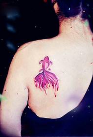 قرمز زیبا بر روی بازوی خال کوبی ماهی مرکب