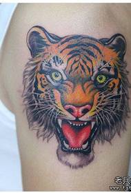 男の子の腕の格好良い色の虎の頭のタトゥーパターン