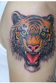 buachaillí arm ag breathnú go maith Patrún tattoo ceann daite Tiger