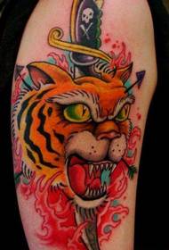 funguje tetovanie tigrov s veľkými rukami v štýle školy