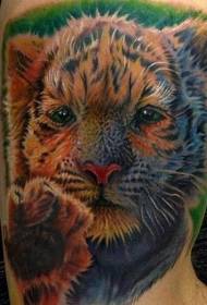 pode ser visto pequeno padrão de tatuagem de tigre