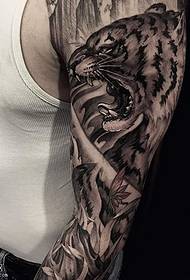 Носете ожесточен модел на татуировка на тигър