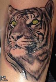 腕横暴な虎のタトゥーパターン