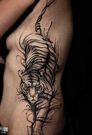 patrón de tatuaxe de tigre de cintura