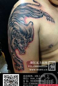 një shall i bukur poshtë modelit të tatuazheve të tigërve malor
