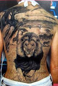 un motif de tatouage de lion dans le dos d'un beau mec