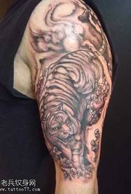 modello del tatuaggio della tigre in discesa di armi bello