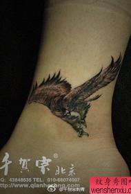 jentes ankel ved det lille ørnens tatoveringsmønster